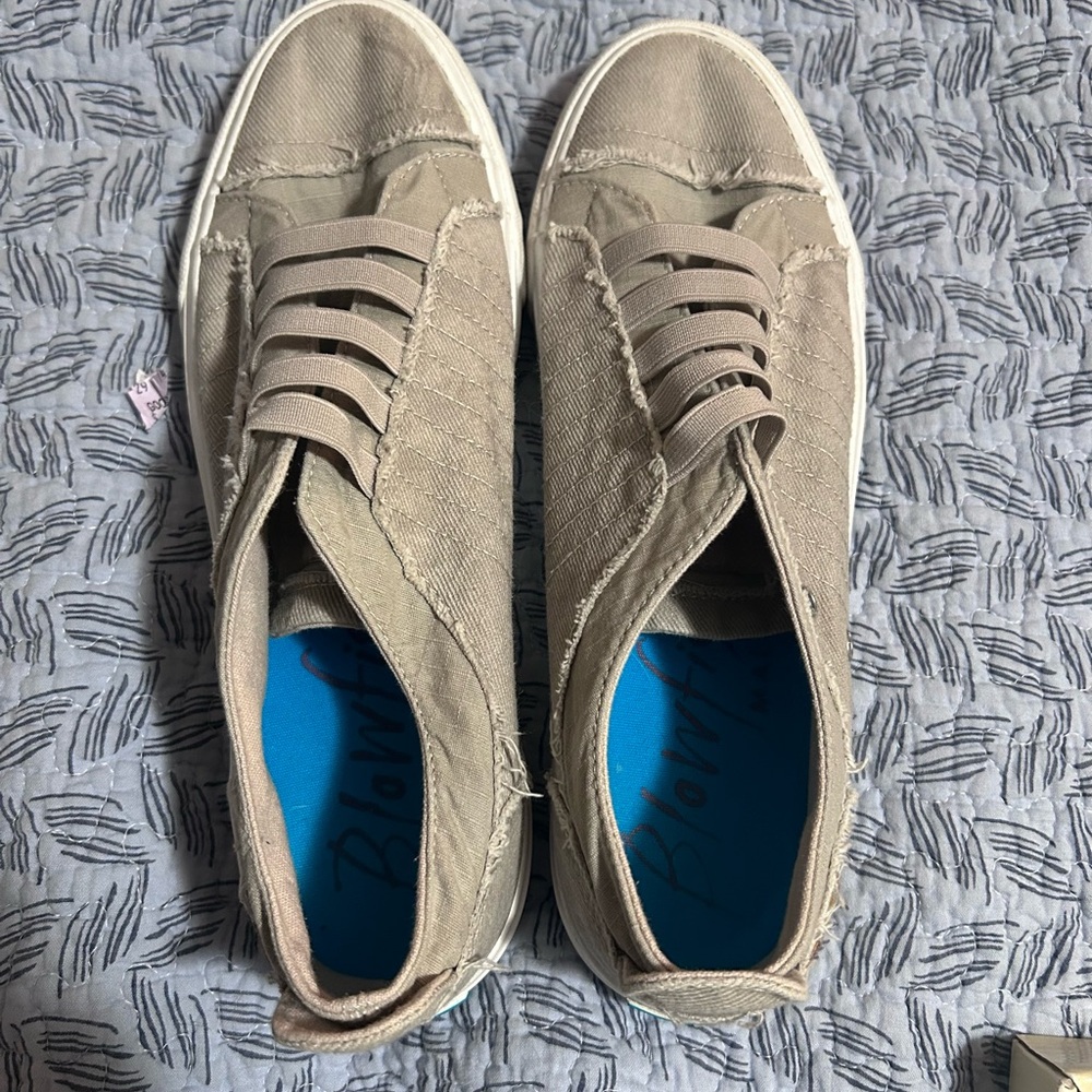 Blowfish Tan Low-Top Sneakers with Suede Finish